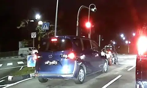 PHV driver tosses litter out of window while waiting for traffic light in Buangkok