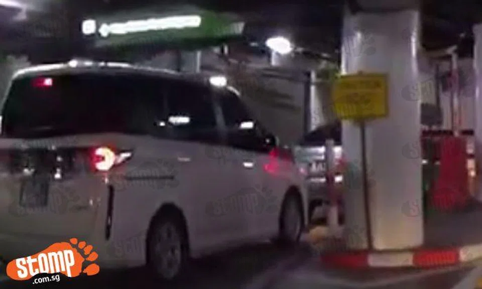 Watch how closely driver tailgates car to avoid parking charges at Suntec carpark