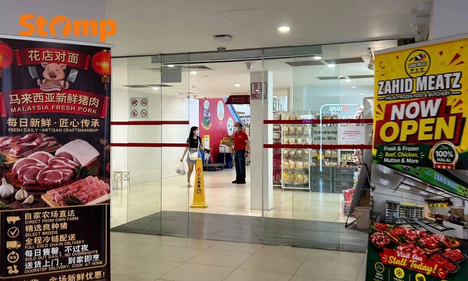 Sengkang resident claims durian stalls block market entrance, seller asks for understanding