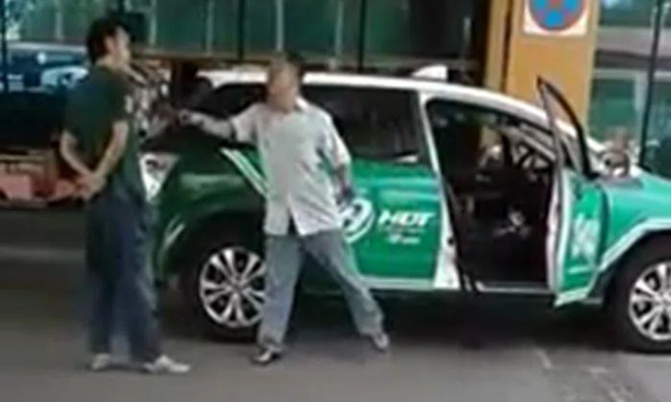 What's going on here? Cabby and Grab driver hurl vulgarities at each other