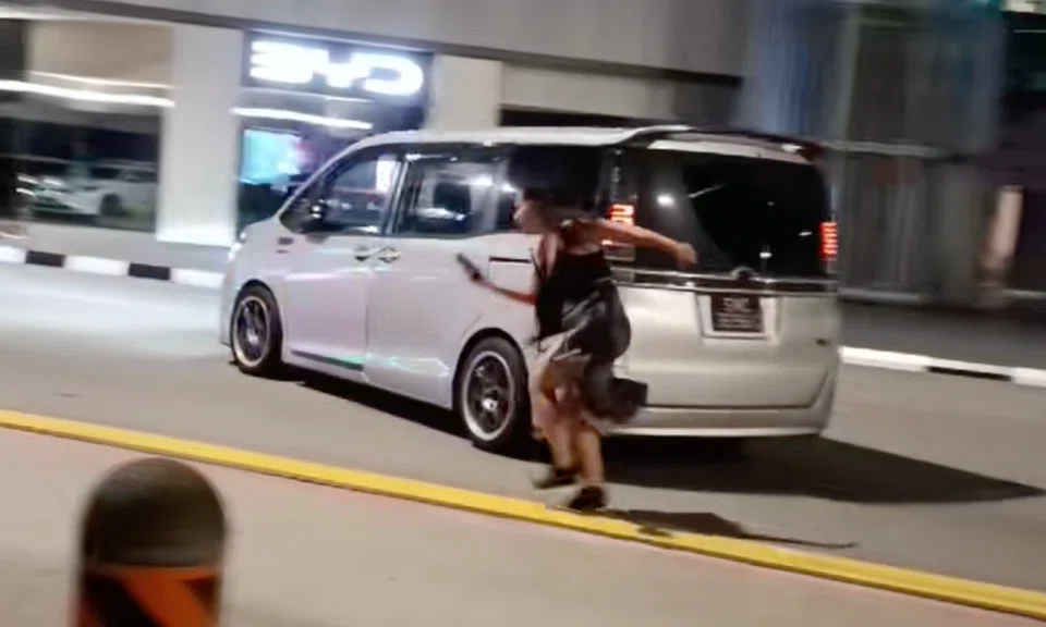 A TikToker who says he witnessed a physical altercation between a private-hire driver and a passenger has shared a video showing the tail end of the incident.
