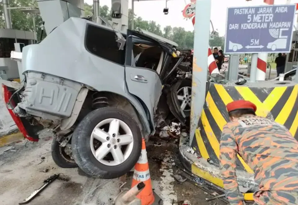 Video footage of the accident shared on social media shows a lorry travelling at speed before crashing into two vehicles which had been queueing at the toll plaza.