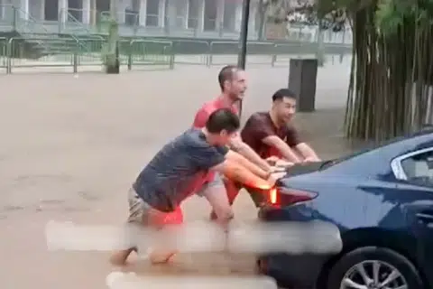 Bukit Timah residents work together to push car out of water in flash flood