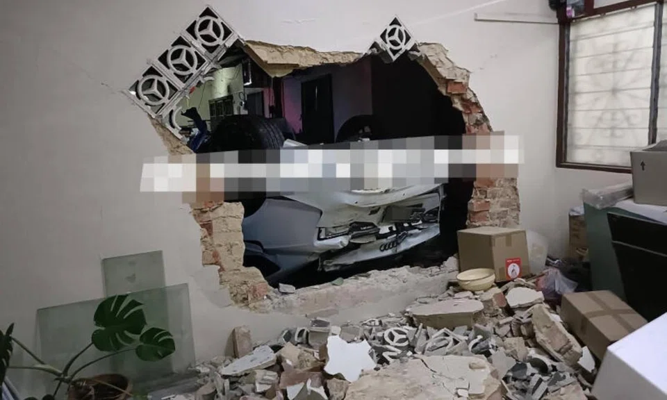 S’pore-registered car crashes into several houses in JB