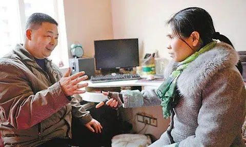 Devoted Chinese man stays by wife's side 8 years after incident leaves her with mental capacity of 3-year-old