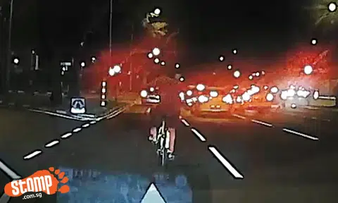 Look at this idiot cyclist doing hands-free stunt on road
