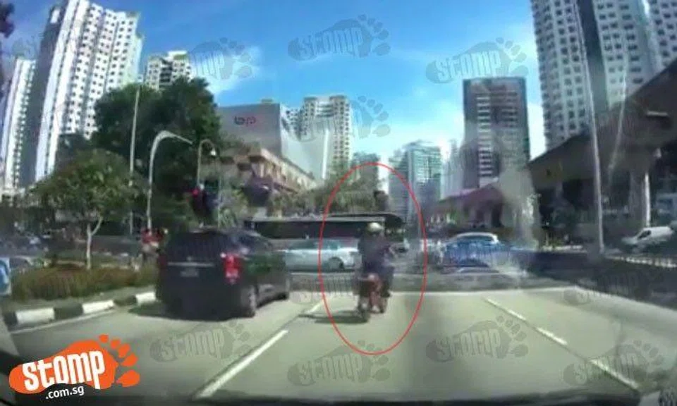 E-biker holds up traffic by hogging middle lane near Bukit Panjang Plaza
