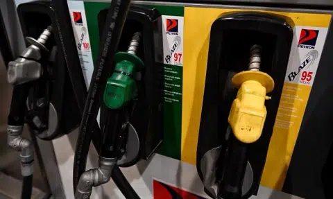 M'sia petrol dealers seek fines for foreign vehicles pumping RON95