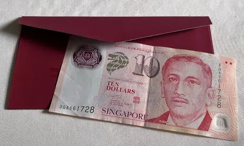 M'sian man says S'porean GF feels 'slighted' his parents gave her only $10 in hongbao for CNY