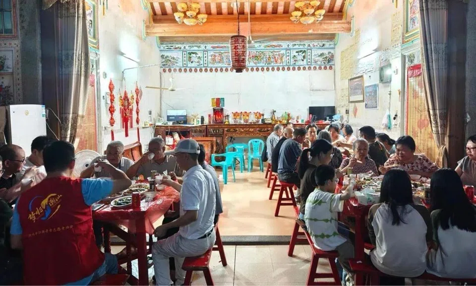 Big family gathering in Xiwei