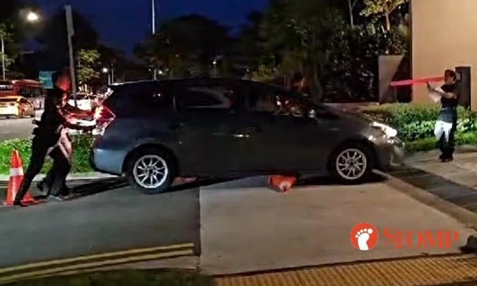 Stomper Andrew shared a video of the incident, which took place around 8pm at the Sims Avenue condo.