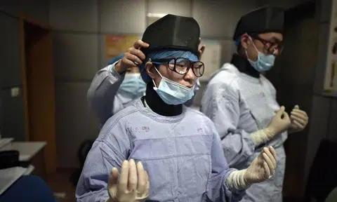 These Chinese doctors are taking our breaths away with their bravery to the radiation
