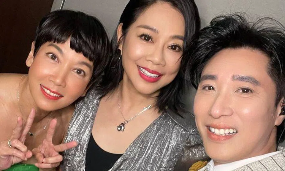 Dasmond Koh posts pic of himself with ex-GF Adia Chan and Kym Ng, who gets called 'light bulb'