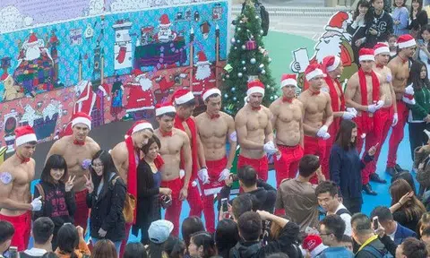 Shirtless Santas 'invade' Guangzhou mall, bringing a different kind of holiday cheer