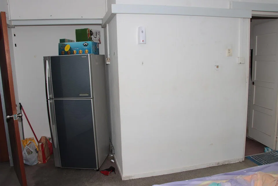 Pratignyo strangled and trapped his pregnant girlfriend in this rented room, and used a refrigerator to block the exit of the room.
