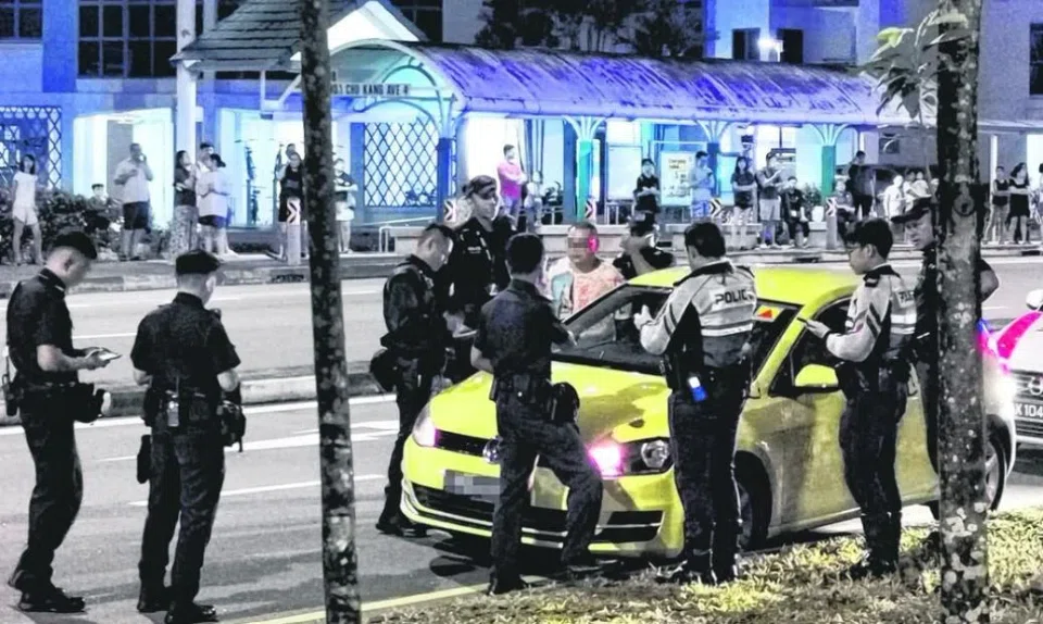 Police officers surrounded the driver, with many residents watching the scene unfold.