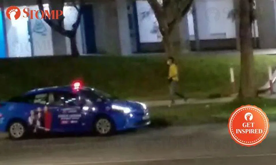 Passer-by touched to see cabby helping passenger carry bulky items to Yishun void deck