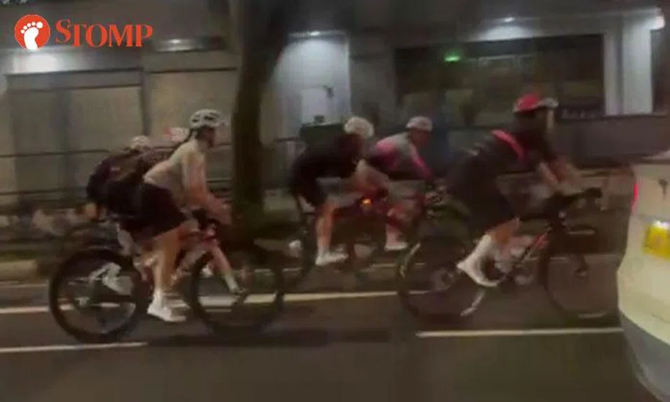 large group of cyclists at Thomson