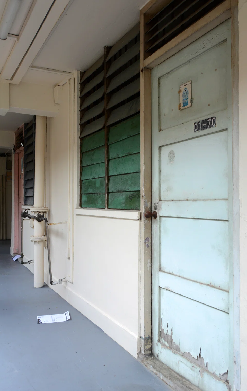 Original fittings such as the 1960s-era doors and window louvres can still be seen around Commonwealth estate.