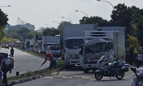 The truck stopped diagonally, causing a long line of heavy vehicles stuck in the jam. PHOTO: TNP READER