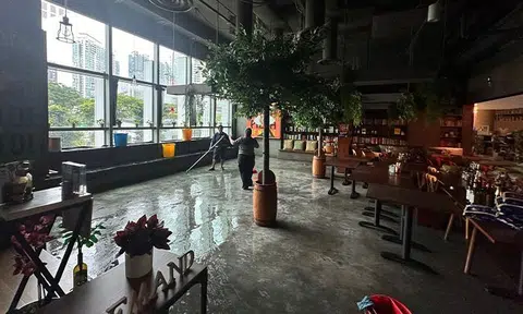 A restaurant at Orchardgateway was forced to shut down halfway through dinner after faulty sprinklers drenched the dining area. 