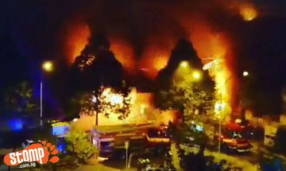 Huge fire lights up sky as flames engulf coffee shop and wet market at Blk 493 Jurong West St 41