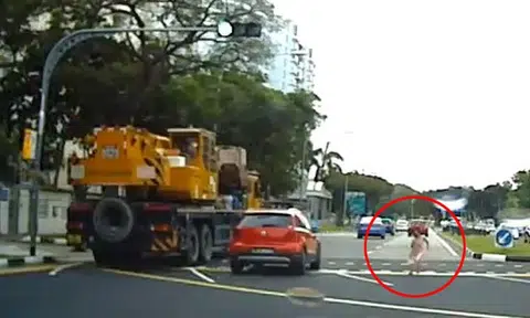 Heart-stopping moment as child recklessly crosses road when traffic lights are not in her favour