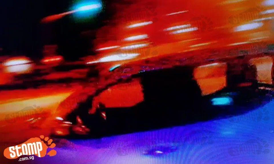 Watch how bold pick-up driver drives straight through red light at Defu Lane 7