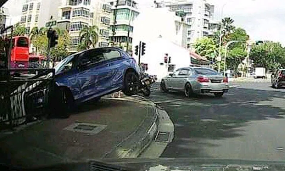 Car crashes into railing at Dunman Road junction
