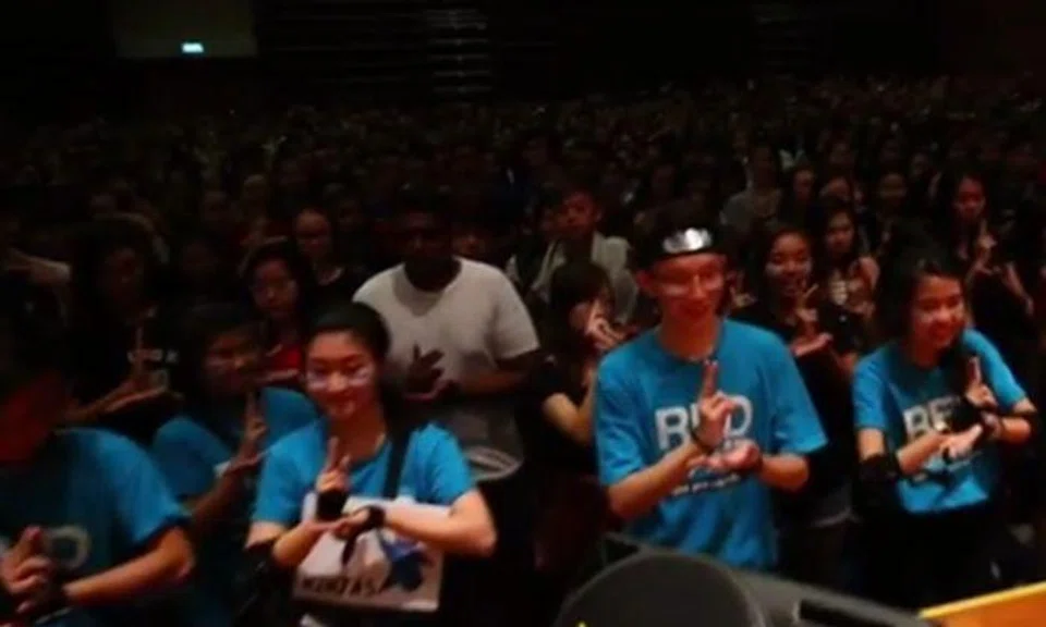 Largest Mannequin Challenge yet in Singapore? Watch group of Ngee Ann Polytechnic students freeze midway through camp mass dance