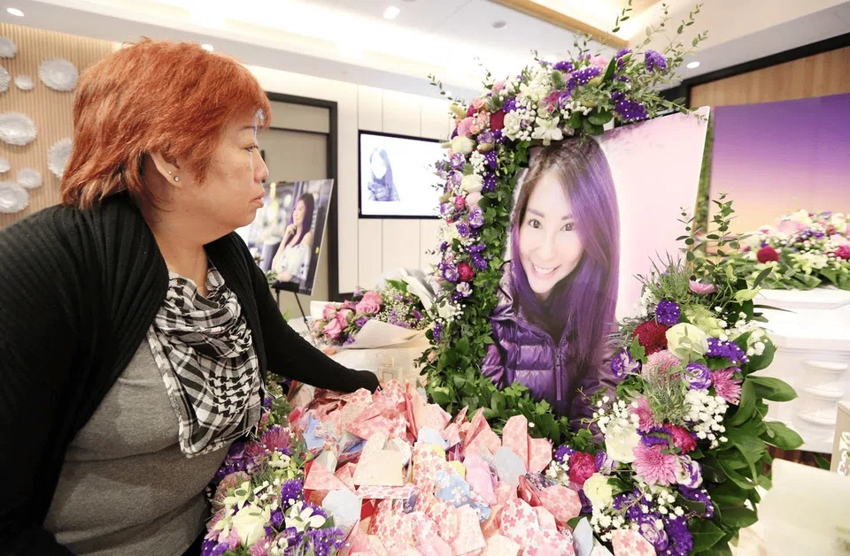 Ms Lau Li Ting’s mother at the wake. The prosecution said that Chan Bingyi administered the “dangerous substance” to Ms Lau at “too high a concentration and too quickly” at a clinic called Revival Medical & Aesthetics Centre in Bras Basah Road on... PHOTO: LIANHE ZAOBAO FILE