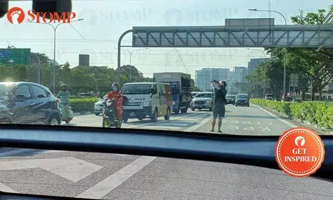 Good Samaritan helps to redirect traffic amidst traffic jam along KPE