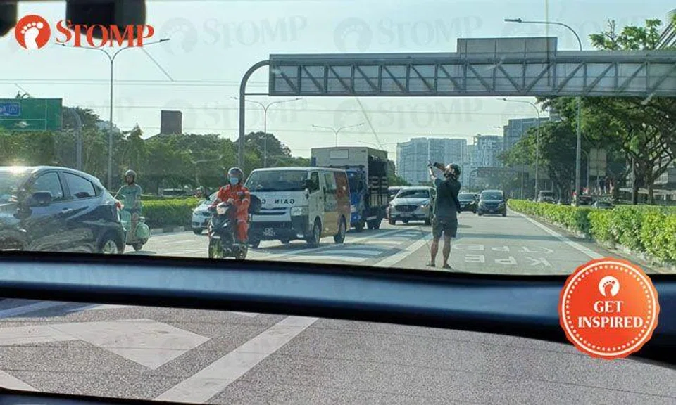 Good Samaritan helps to redirect traffic amidst traffic jam along KPE