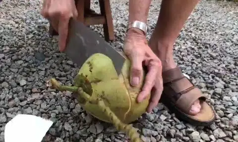 The touching reason why S'pore grandpa is offering knife-sharpening services