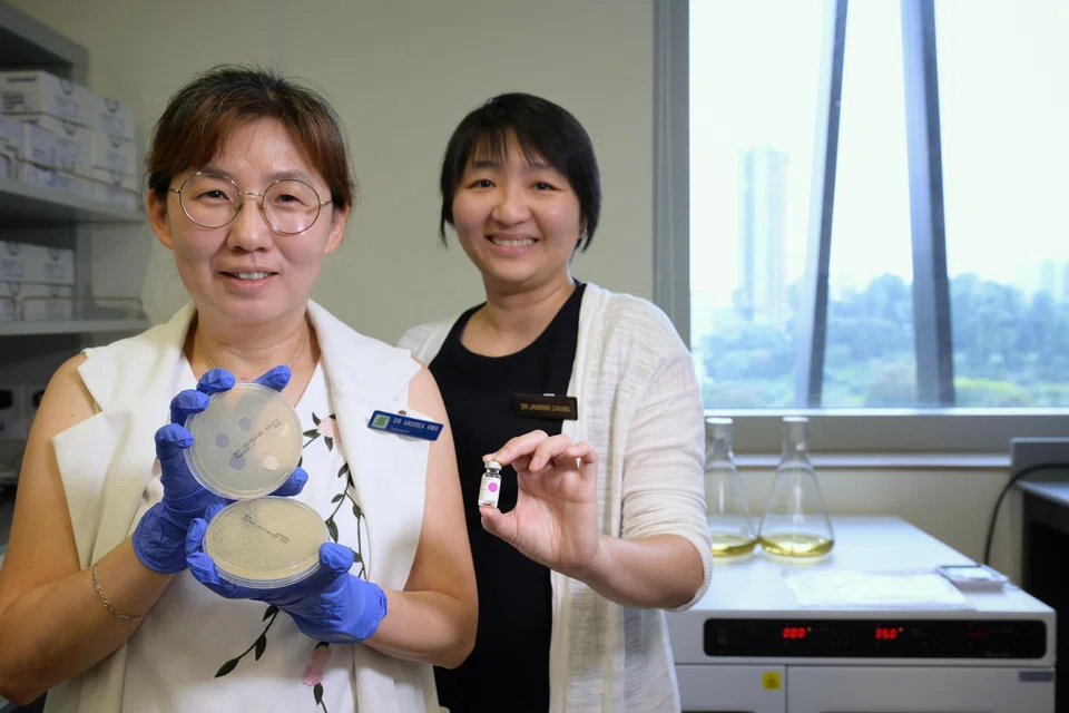 Associate Professor Andrea Kwa (left), SGH deputy director of pharmacy (research and innovation), alongside Dr Jasmine Chung, senior consultant in SGH’s department of infectious diseases.