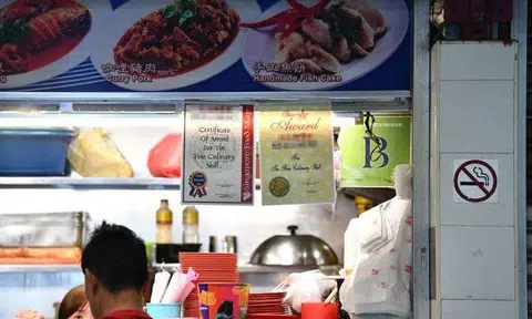 These certificates that some hawkers display at their stalls are not necessarily accolades for quality culinary skills, but advertisements instead. PHOTOS: LIM YAOHUI, SCREENGRAB FROM THE GREEN BOOK WEBSITE