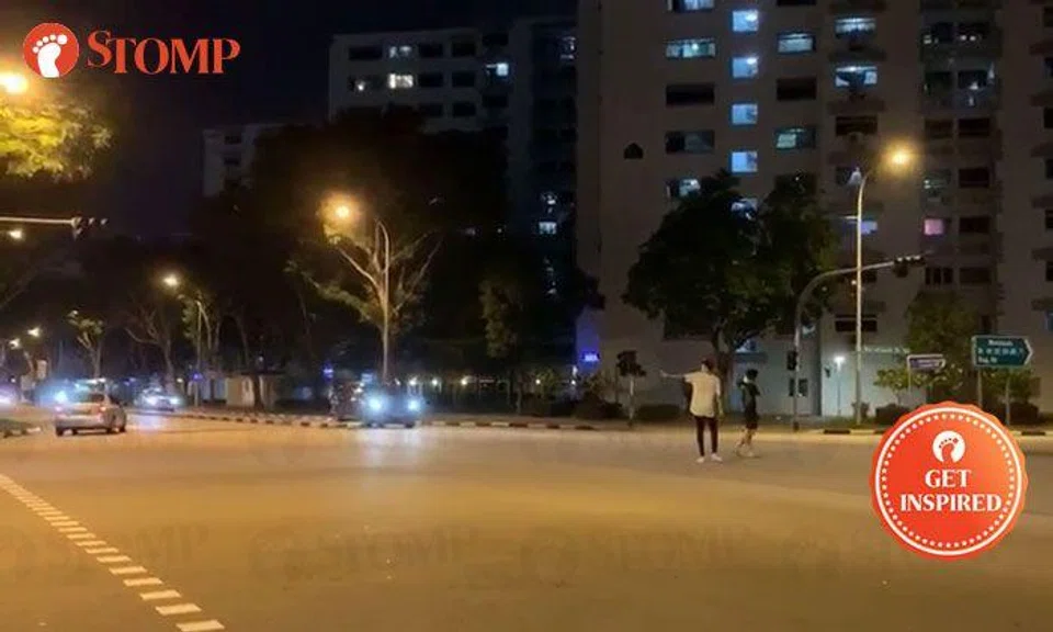 Good Samaritans direct traffic at Woodlands junction after traffic lights stop working