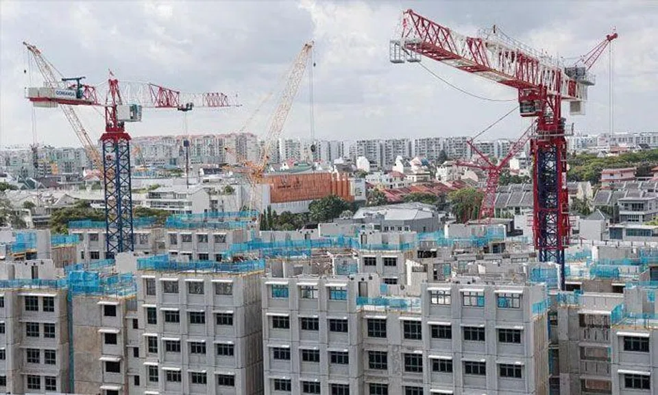 The police were alerted to the accident at the Sun Sails BTO project site in Sembawang at about 3pm on Monday. PHOTO: LIANHE ZAOBAO