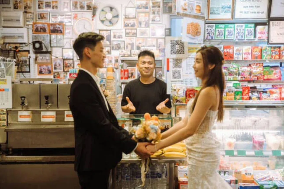 As part of their pre-wedding photoshoot, the couple returned to their favourite campus drink stall.