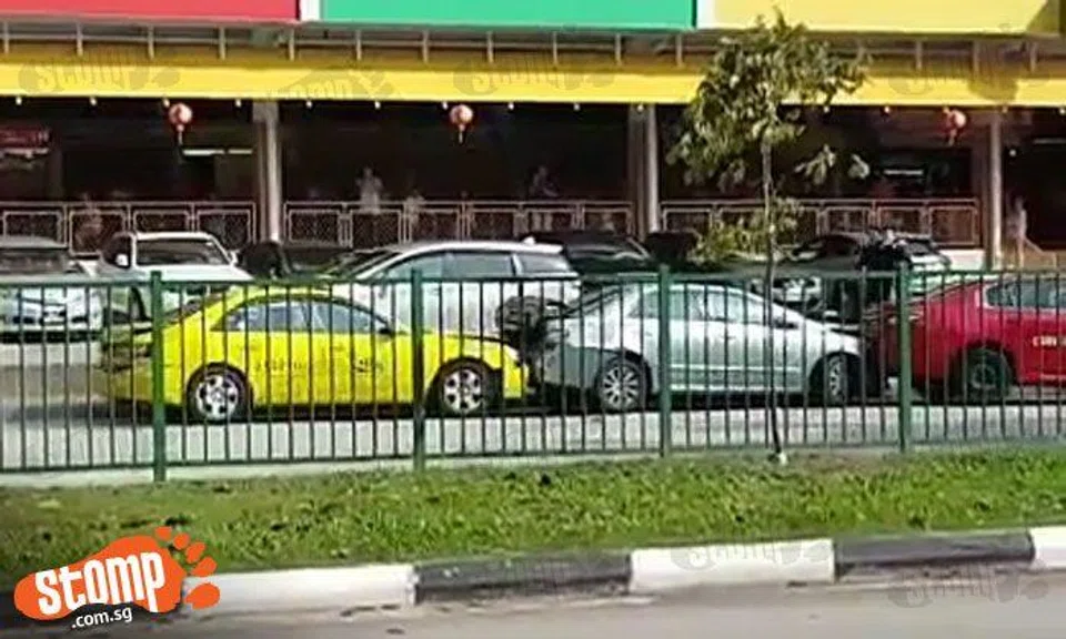 Cabby gone bonkers? He repeatedly reverses and rams into cars in front of Old Airport Road Food Centre