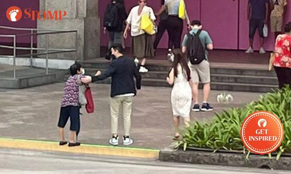 Man helps elderly woman cross the road in Bugis: 'His GF is blessed'