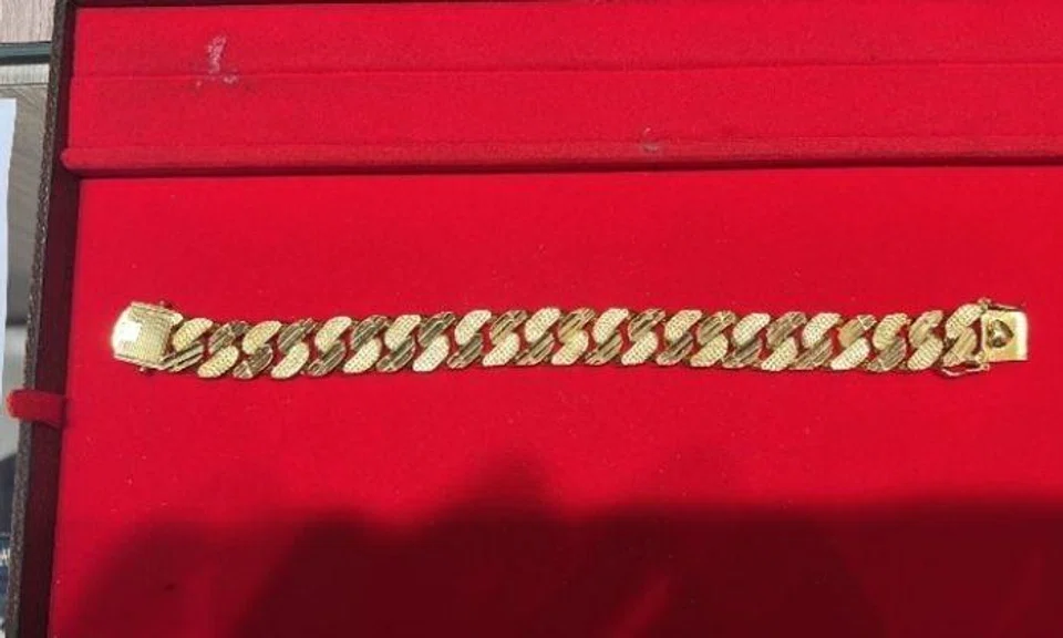 Man asks to see $11,550 gold chain and bracelet at pawnshop, then runs away with them
