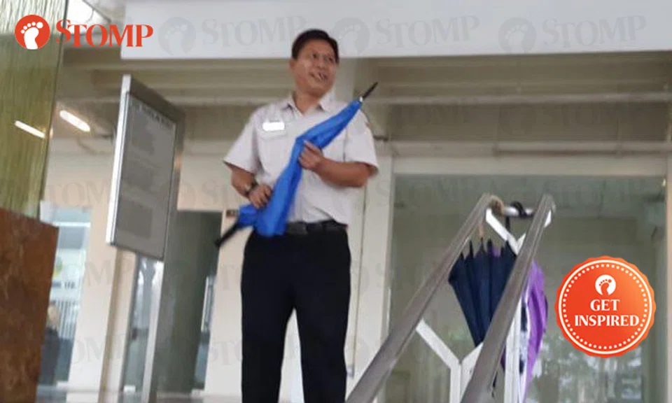 Kind Security Guard Caught in the rain? Don't worry, kind security guard at Tanglin Road is ...