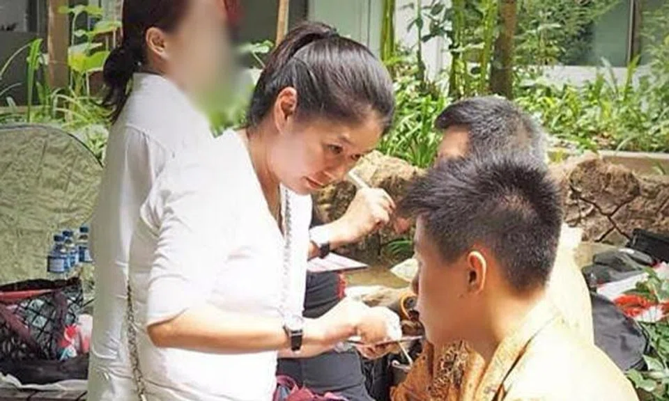 Ms Zheng applies make-up to hospice patients. 