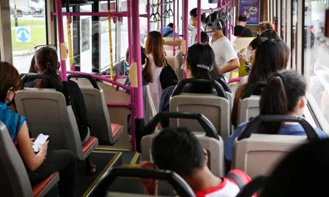 Man gripes about women continually flipping their hair on buses: 'May have dandruff'