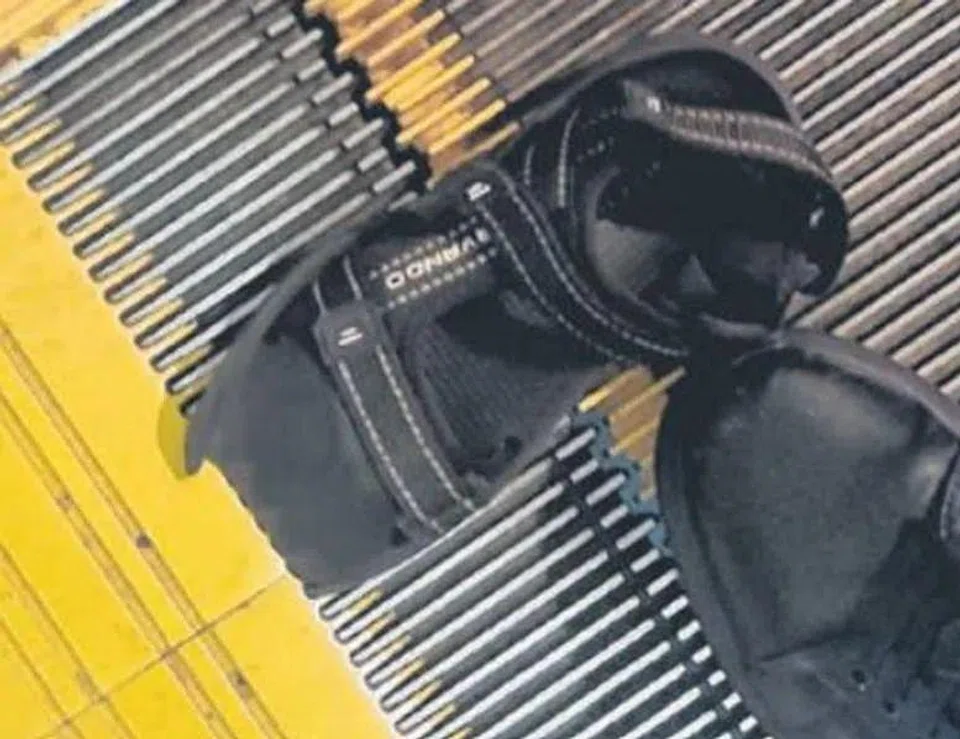 Mr Huang managed to undo the straps of his daughter's sandals and pick her up.