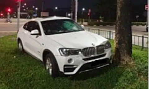 Driver crashes BMW into tree in Seletar and abandons car, police trace and arrest him