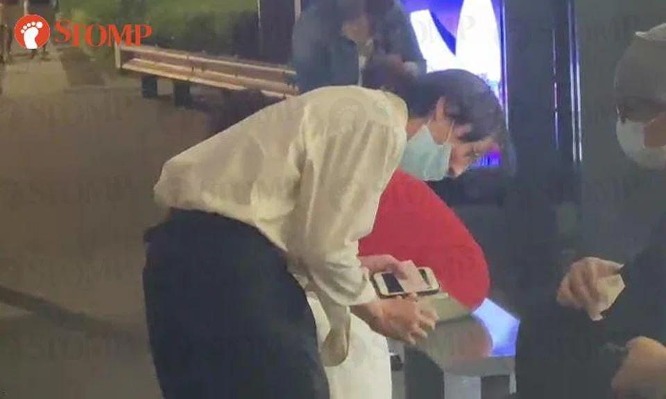 Well-dressed man asks passer-by for money, walks off when called out by Stomper