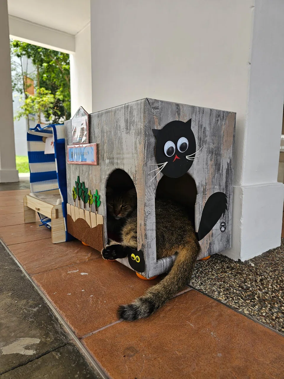 The round legs add some elevation to the cottages, helping to prevent them from getting wet on rainy days.