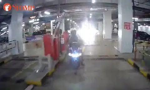 Motorcyclist tailgates Stomper out of VivoCity carpark -- and nearly get hits on head by barrier
